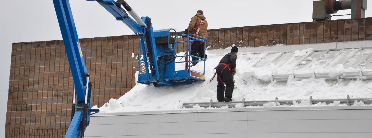 Image de déneigement de toiture par Couverture A9
